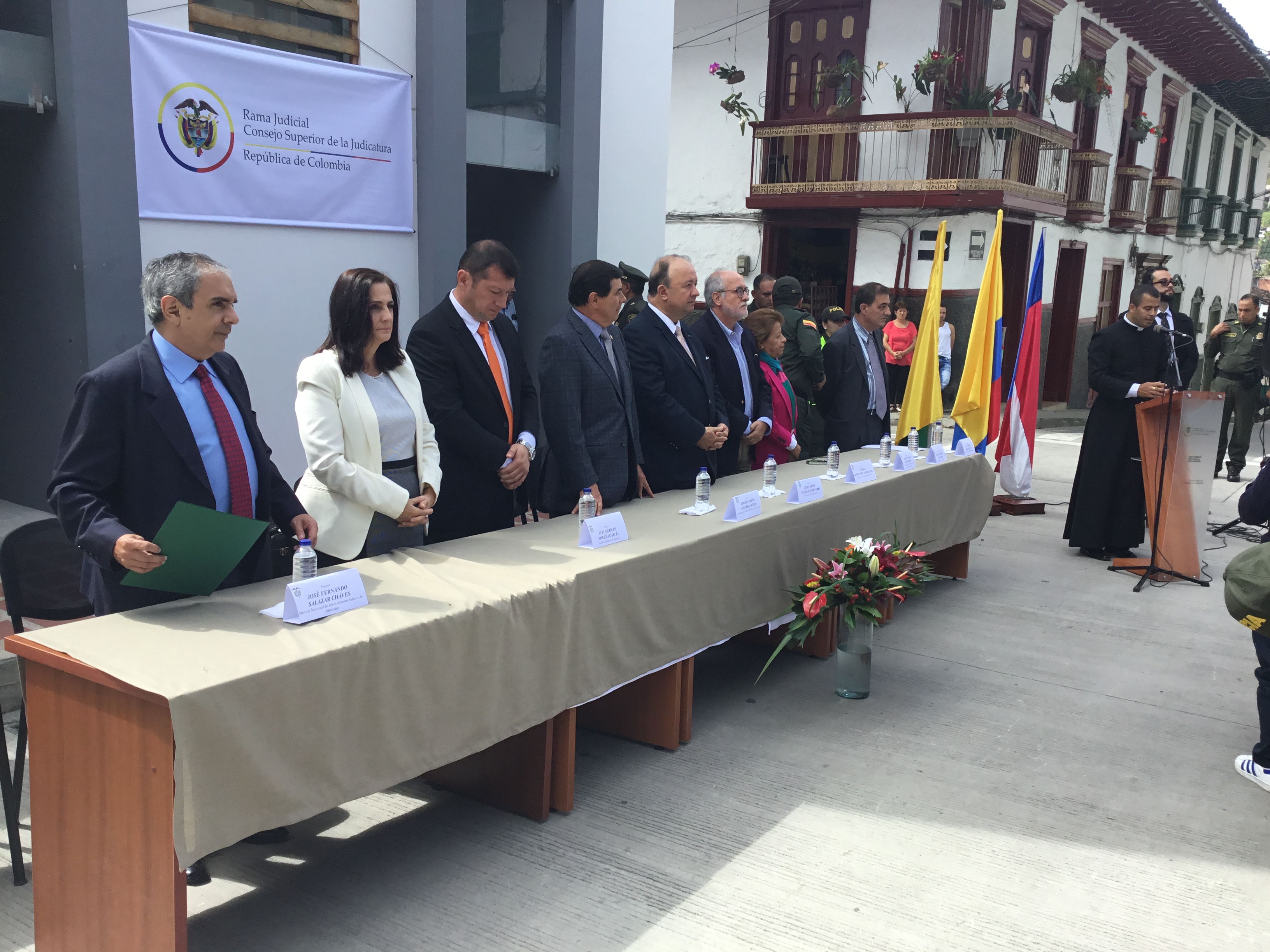 Mesa principal del acto de inauguración del Palacio de Justicia de Salamina.