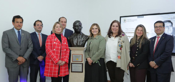 Rama Judicial recibe busto en homenaje al desaparecido exministro Rodrigo Lara Bonilla